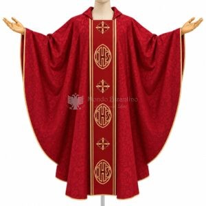 Casula in damasco rosso a motivo floreale con stolone in fili oro e collo romano a finto cappuccio - davanti